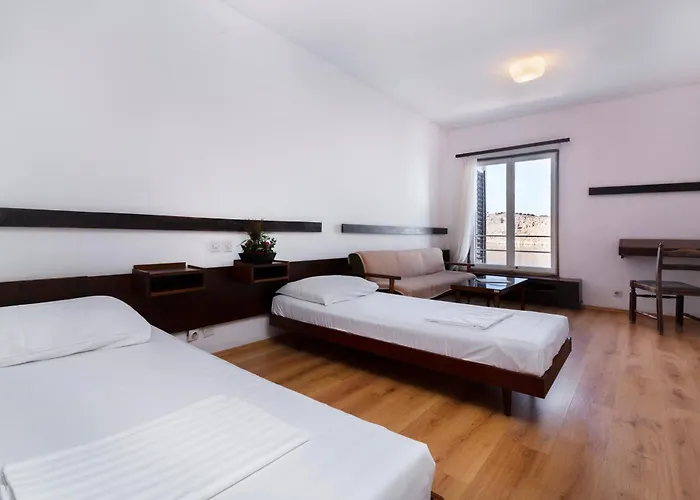 אורחן Uvala Scott 3*